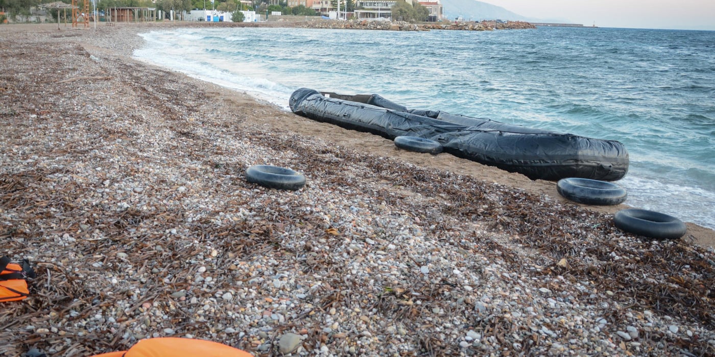 More than 700 people arrived to the shore at Chios, Greece during the night 4.11.
People arrived in overcrowded plastic boats. The one at the photo arrived Chios at around 6 am 4.11 - with more 30 people packed together in the boat, all of them from Syria and Iraq.
They were relieved to finally have arrived in safety. And spoke about their fear, during the dangerous journey across the rough sea. NRC met them at the beach and helped transport people to a registration centre at the port.
There, about 400 people slept side by side in a big rub hall - while others had to sleep outside, due to a lack of capacity. NRC handed out blankets, food and water and cooperated with greek volunteers who helped distribute warm clothes to the children and people who were soaking wet from the rough sea.
Photo: Tiril Skarstein, NRC
