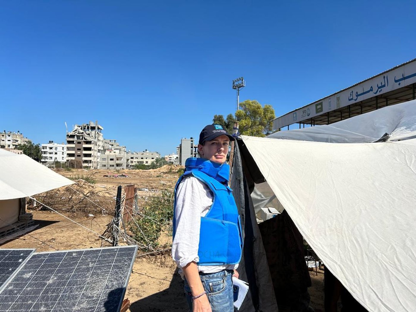 Alison look at the tents that recent internally displaced people from North Gaza are living in in a makeshift site in Gaza City. 