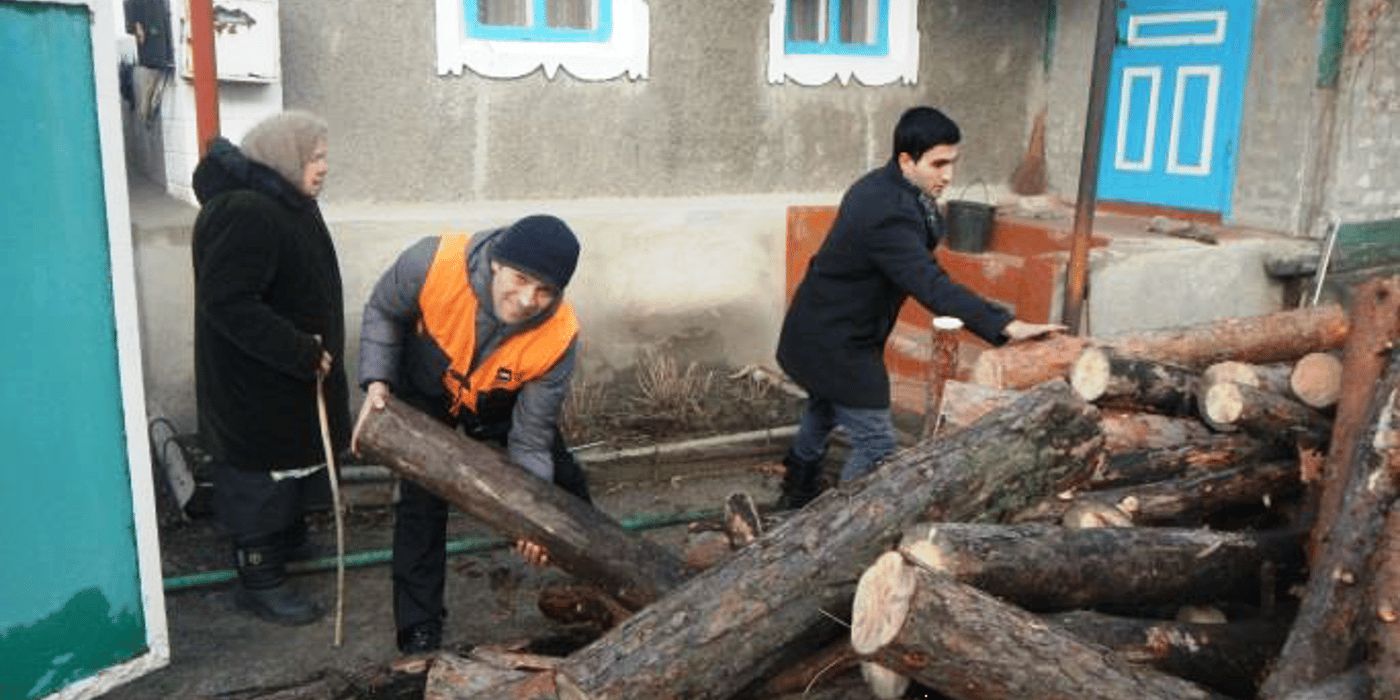 NRC staff assisting elderly.
The NRC Emergency Response Team arrived in Ukraine at the end of October 2014. Immediately it was identified that the biggest needs are in the Eastern two Oblast’s (administrative divisions) of Dontesk and Luhansk.
After initial visits to the government held territories within these Oblasts and discussions with partners and other humanitarian authorities the NRC team has decided to establish a base in Severodonetsk town of Luhansk Oblast. This area hosts IDPs and is close to population affected by conflict and the frontline itself.
NRC has managed to reach the town of Shastia and delivered rebuilding materials to city authorities who distributed it to vulnerable people. NRC staff are now working with local authorities and providing materials to local electrical and gas companies in their efforts to restore power and gas supplies to affected towns and villages at front line.
Photo: NRC/Zoran Filipovic