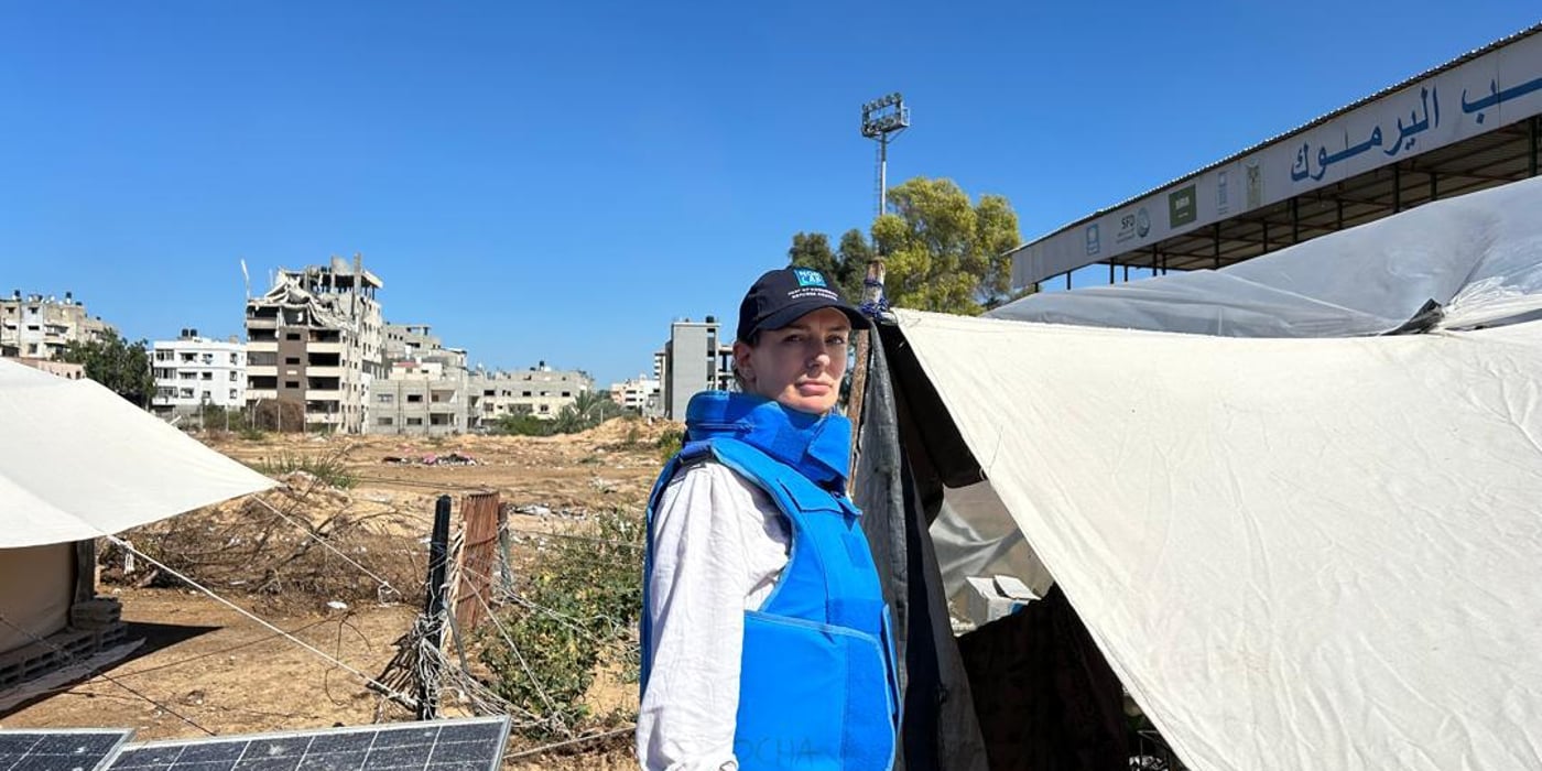 Alison look at the tents that recent internally displaced people from North Gaza are living in in a makeshift site in Gaza City. 