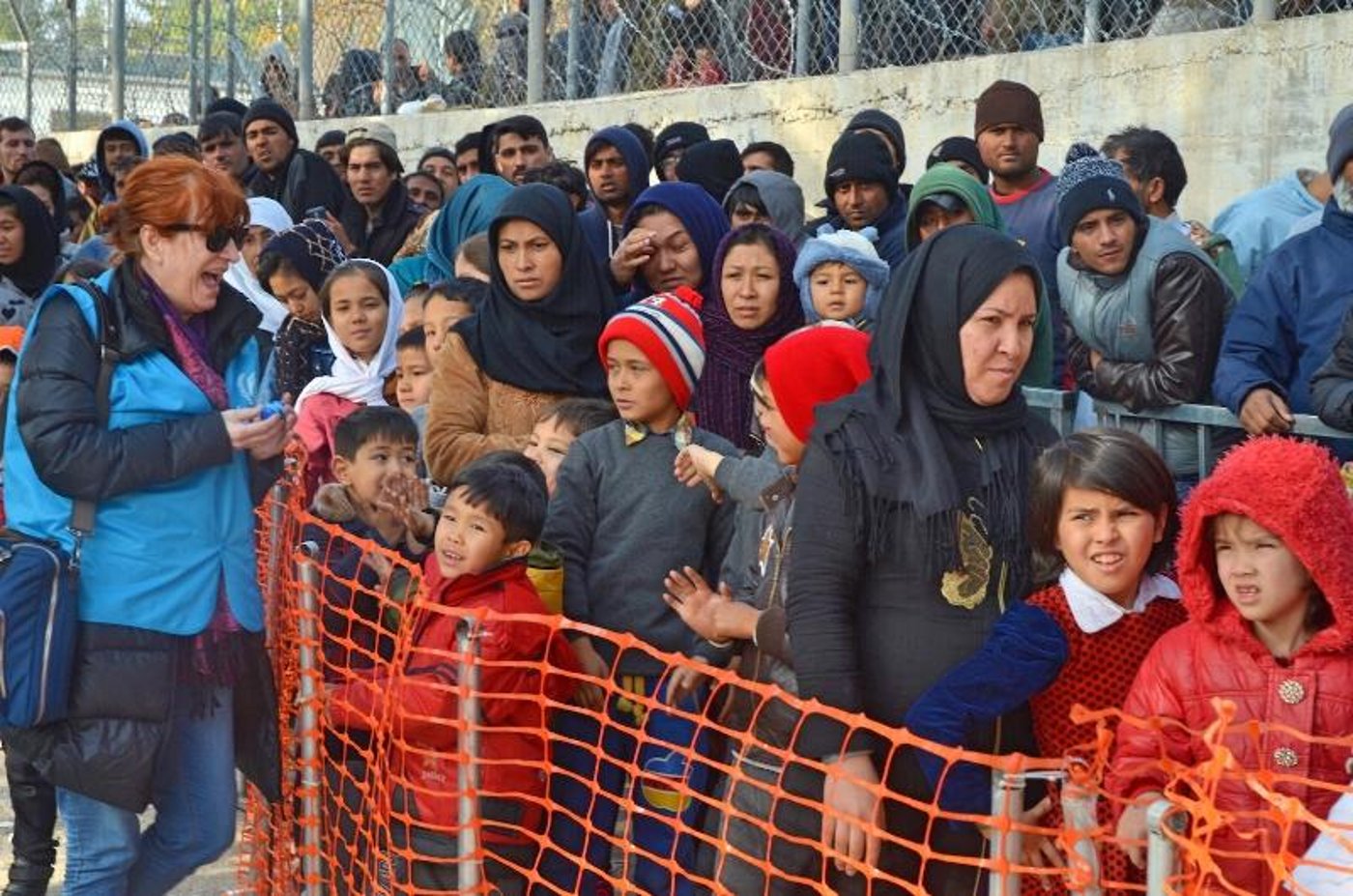 Virginia M. Moncrieff, leader of the NORCAP communications with communities team in Greece, talking to refugees on Samos, December 2015 (Photo: NORCAP)