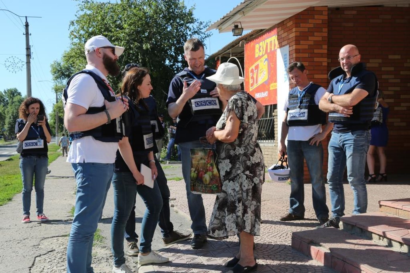 Monitors speaking to a civilian in Shchastia in July 2017. (Photo: OSCE/Mariia Aleksevych)