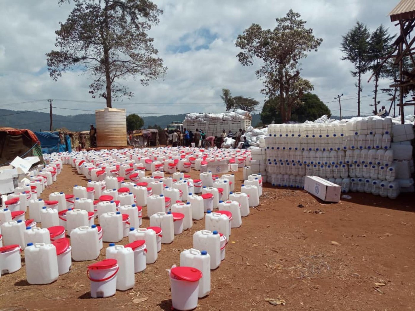 NRC was the first organisation to respond to the situation in Gotiti, providing emergency shelter kits and water sanitation and hygiene equipment. We have reached almost all of the displaced people in the area – 12,800 individuals in total – helped by funding from European Civil Protection and Humanitarian Aid Operations (ECHO), Medecins Sans Frontieres and private donors.
Photo: NRC