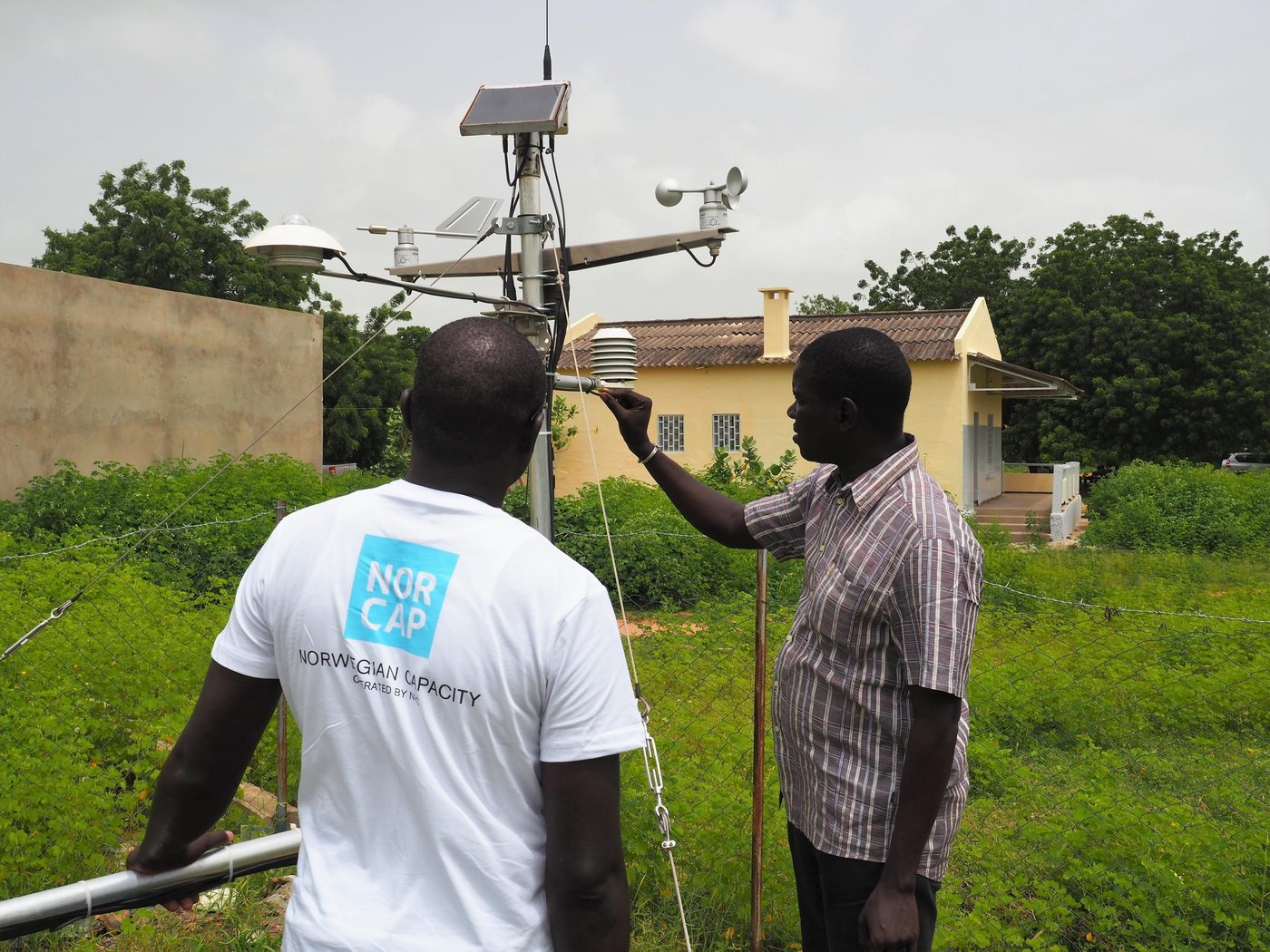Diabel Ndiaye from the Senegal national met office, ANACIM, shows NORCAP climate expert Alioune Kaere one of the weather stations in Kaffrine department, Senegal.
(Photo: NORCAP/Ida Sem Fossvik)
