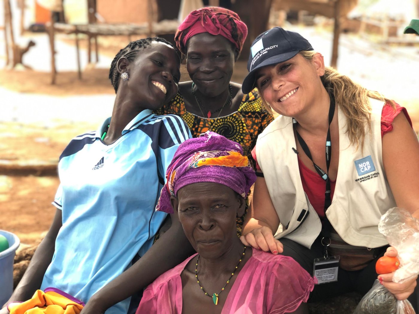 CashCap expert Jimena Maria Peroni Galli talking to female local vendours in a refugee settlement market in Uganda. February 2019 (Photo: Fernanda Baumhardt/NORCAP)