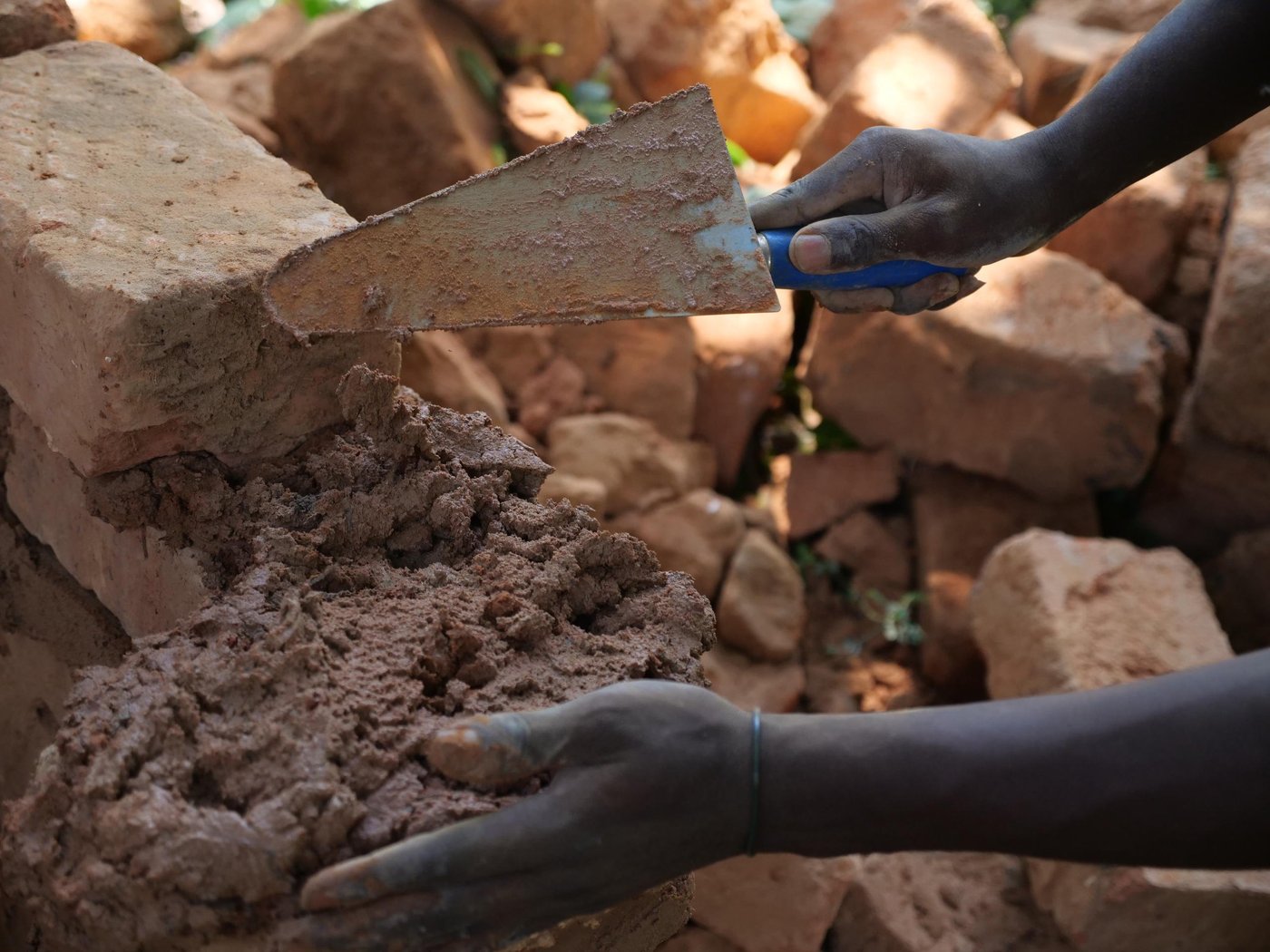 After receiving training in construction and masonry, former child soldier Mark* constructs a latrine outside his grandmothers house in Kasai-Central, DRC.

*Name changed to protect identity

Photo: Itunu Kuku/NRC