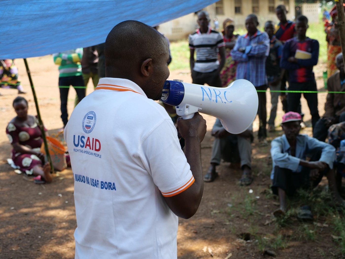 On the 24th of August 2019, we organized a cash distribution in Irumu territory within the province of Ituri in DR Congo. This photo shows a member of NRC's staff making an announcement to those gathered for the distribution.
The idea of using cash for our assistance is so that community members can use the cash to purchase the materials needed to construct their houses. This injection of cash into the local economy can help boost the local economy.
Photo: Itunu Kuku/NRC