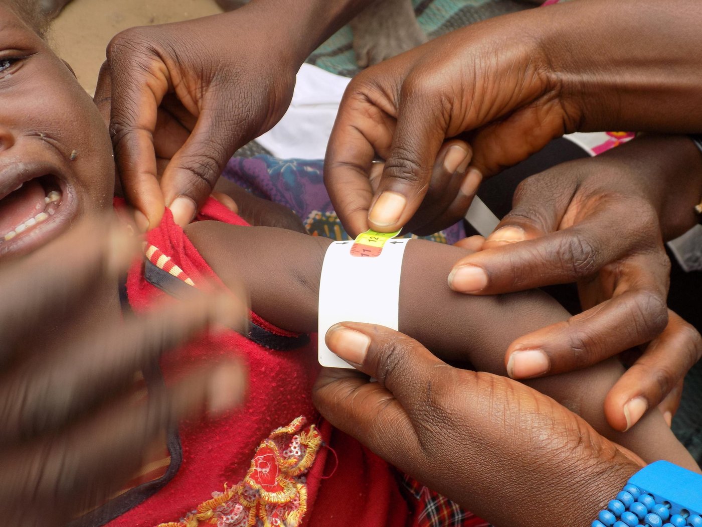 NRC hygiene promoters conduct MUAC screening on a child (NRC Nigeria/Rosalyn Velds)