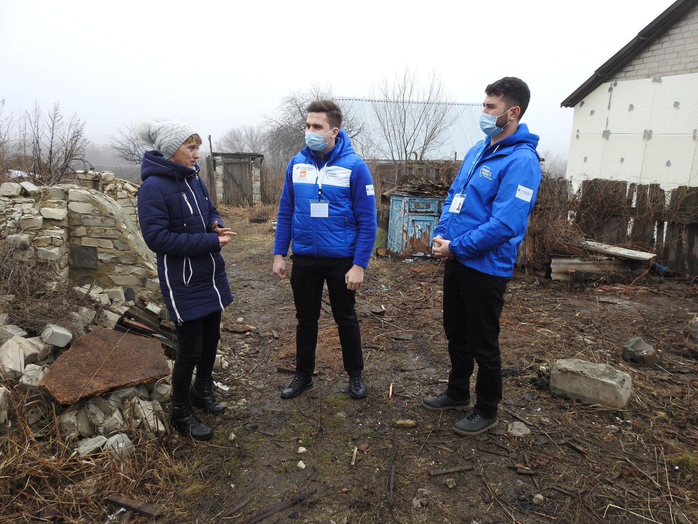 Legal officers from NRC’s local partner, Right to Protection, during their visit to Liudmyla following her compensation award.
Photo: Violetta Shemet/Norwegian Refugee Council