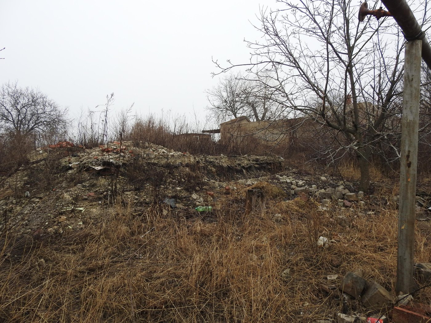 Conflict-damaged property in the village of Zolotorivka. Often, the owners of such houses die without receiving compensation because most of them are older people.
Photo: Violetta Shemet/Norwegian Refugee Council