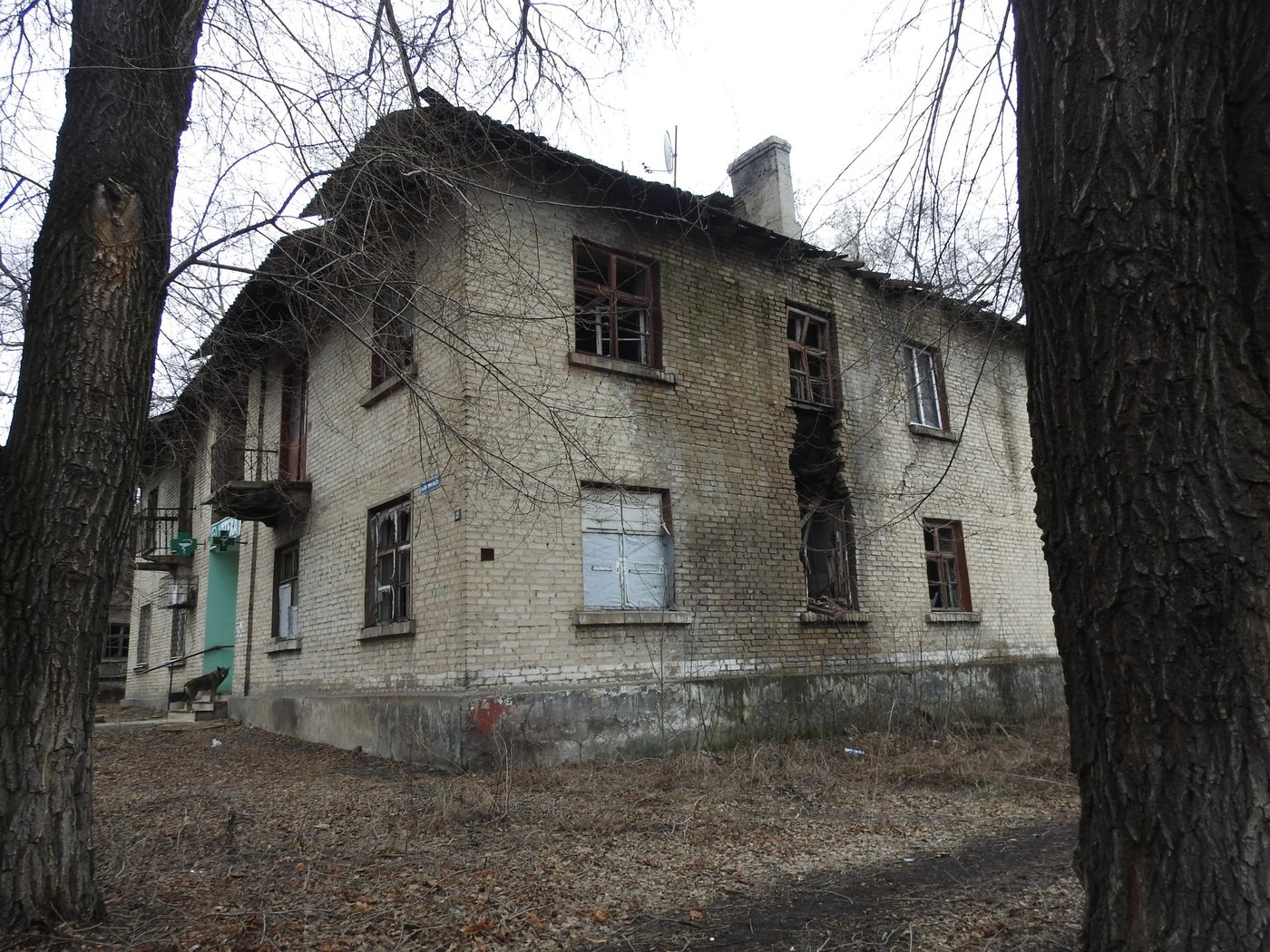 A ruined and abandoned house in the frontline locality Zolote-3, next to the village of Orikhove. Photo: Violetta Shemet/NRC