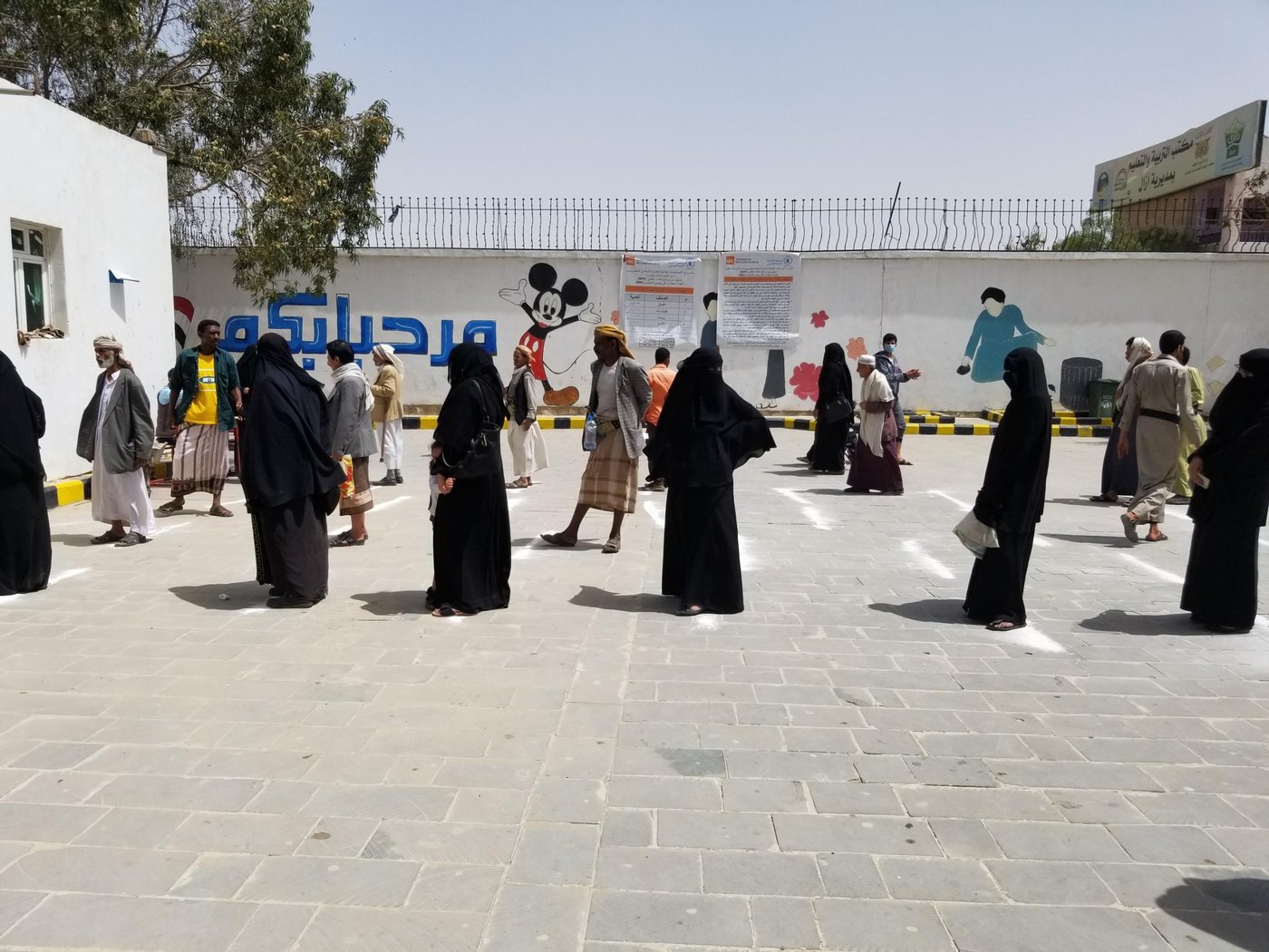 NRC’s Yemen team is taking precautionary measures to prevent COVID-19 so both the people we are supporting and our staff can stay safe. During food voucher distributions in Sana’a, our teams make sure the distance between people at queues is at least one meter.
Photo: Nasser Abdulkareem/NRC