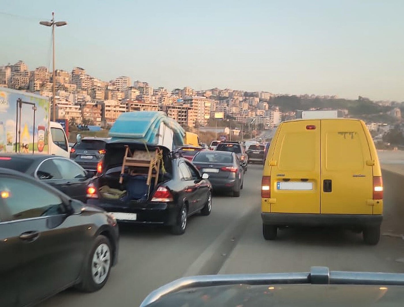 Bilar lastade med familjers tillhörigheter köar på vägen när människor försöker lämna området efter nya evakueringsorder i Libanon.