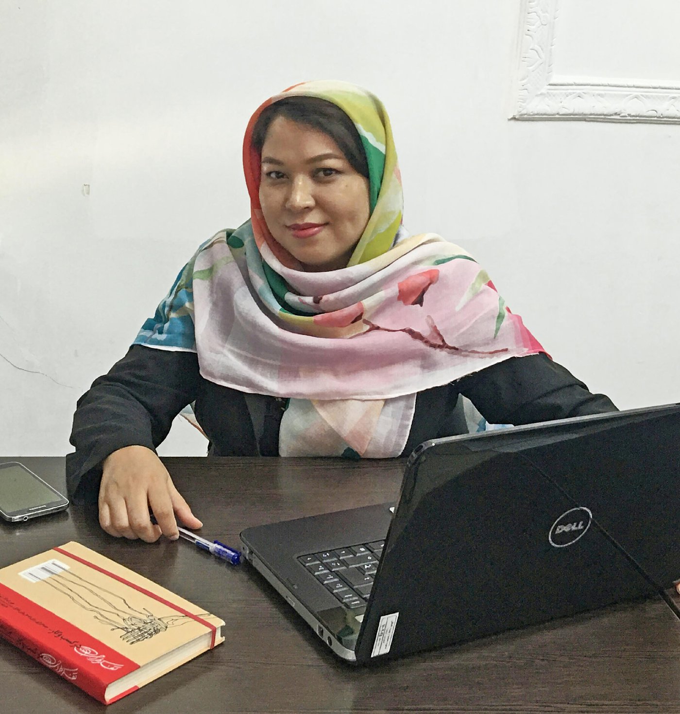 - “In terms of work, helping my fellow human beings is very enjoyable and gives me a sense of usefulness, now that my knowledge has increased a lot in this collaboration, I realize that even from behind the scenes, very meaningful things can be done,” says Hamideh (first front-right), who fled the violence in Afghanistan with her family when she was six.
- “I am an ambitious person and I would like to improve myself, and although I was born and raised here, I would like to return to my country Afghanistan, because I feel I will have more room to grow there.”
Photo: SRS