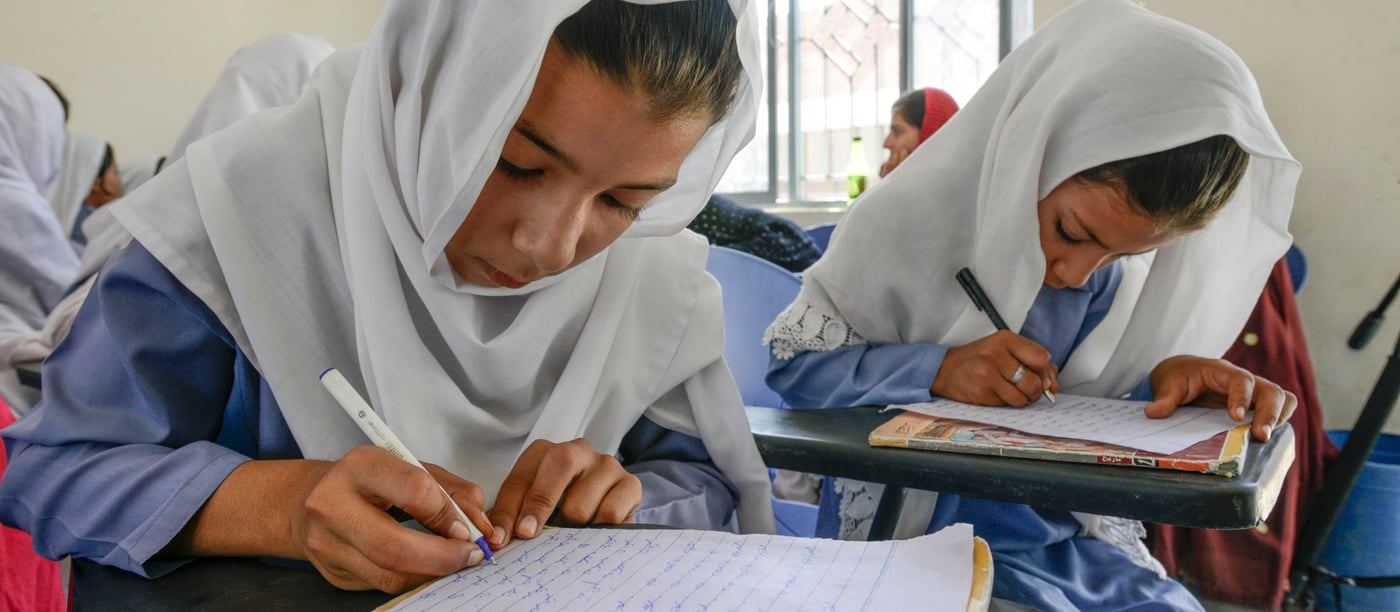 Afghan girls studying in a school in a refugee village in Mianwali, Pakistan. (Photo: UNHCR/Sebastian Rich)