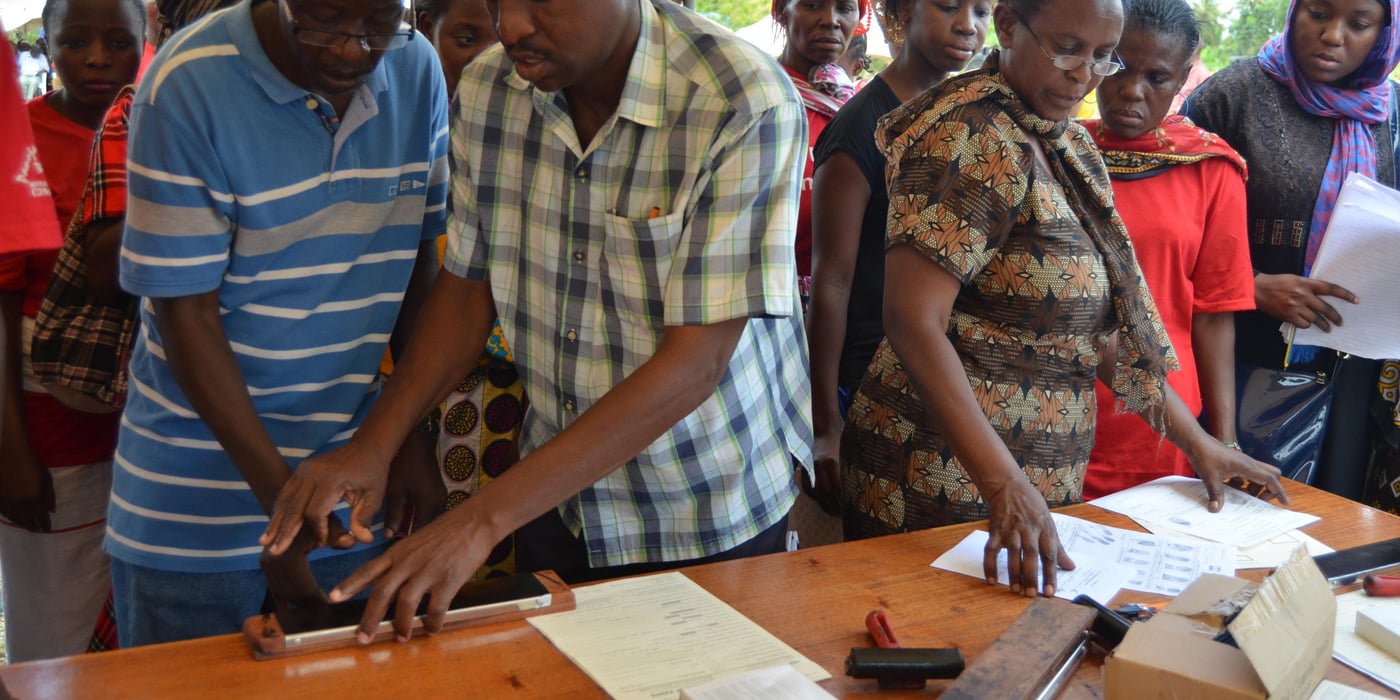 Makonde Chairman Thomas Nguli has his finger prints taken during the launch of the naturalisation and registration drive in Kenya. The Makonde people came as labourers from Mozambique and Tanzania in the 1930s, and their descendants have long been ineligible for citizenship. Photo: Wanja Munaita/UNHCR