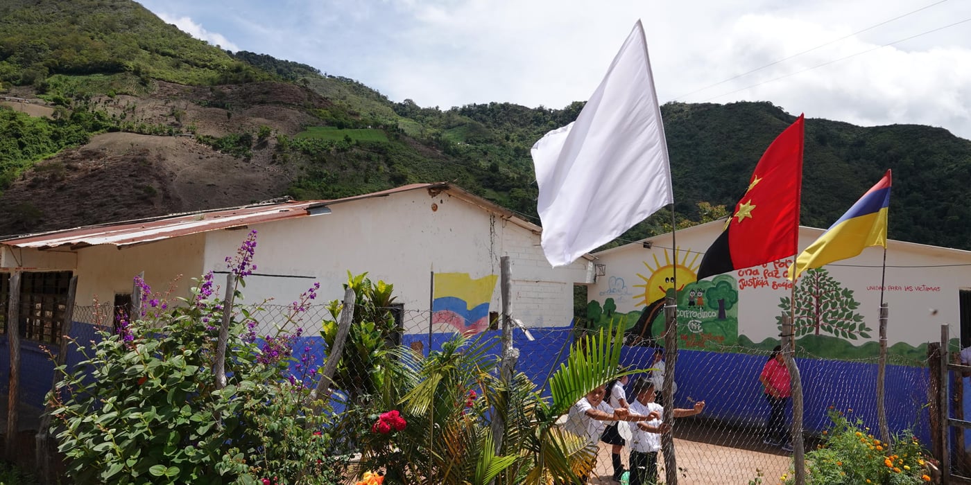 Some schools in northern Colombia use white flags in areas affected by armed conflict. (Photo: Milena Ayala/NRC) 