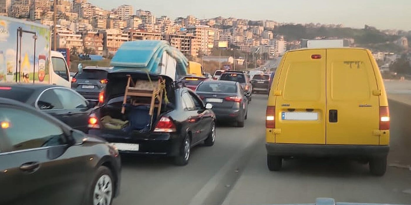 Bilar lastade med familjers tillhörigheter köar på vägen när människor försöker lämna området efter nya evakueringsorder i Libanon.