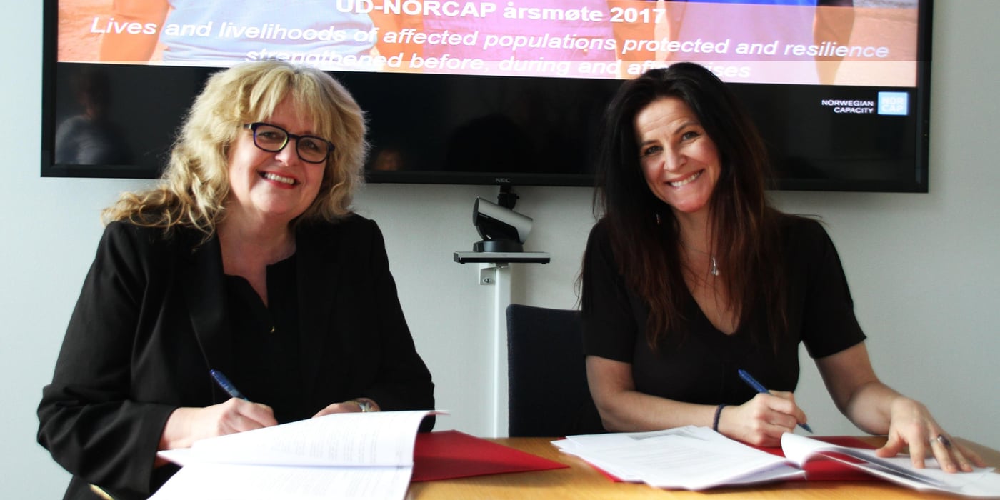 From left: Benedicte Giæver (NORCAP) and Leni Stenseth (NMFA) signing the new framework agreement. (Photo: Mariken Bruusgaard Harbitz, NMFA)