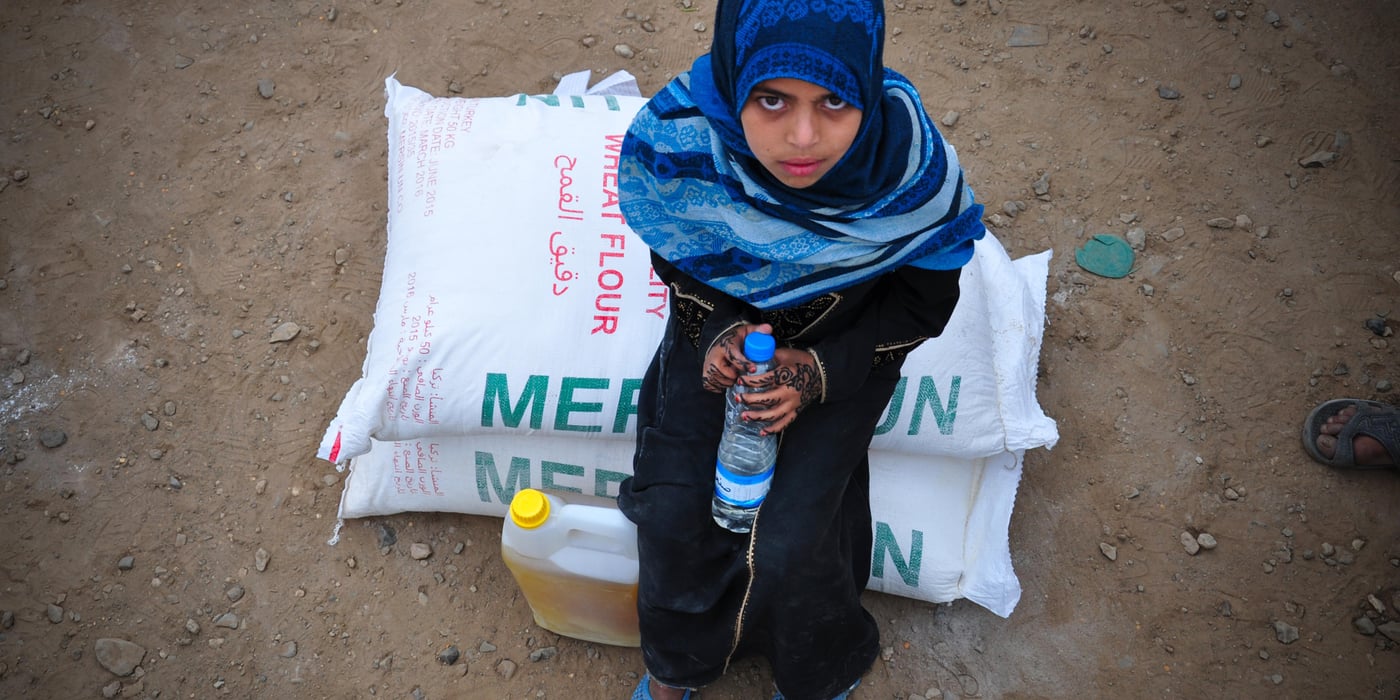 A young girl waiting at the food distribution centre. NRC hopes to reach 11,977 households with food and cash vouchers in Yemen.
Photo: NRC/Mohamed Qatab
