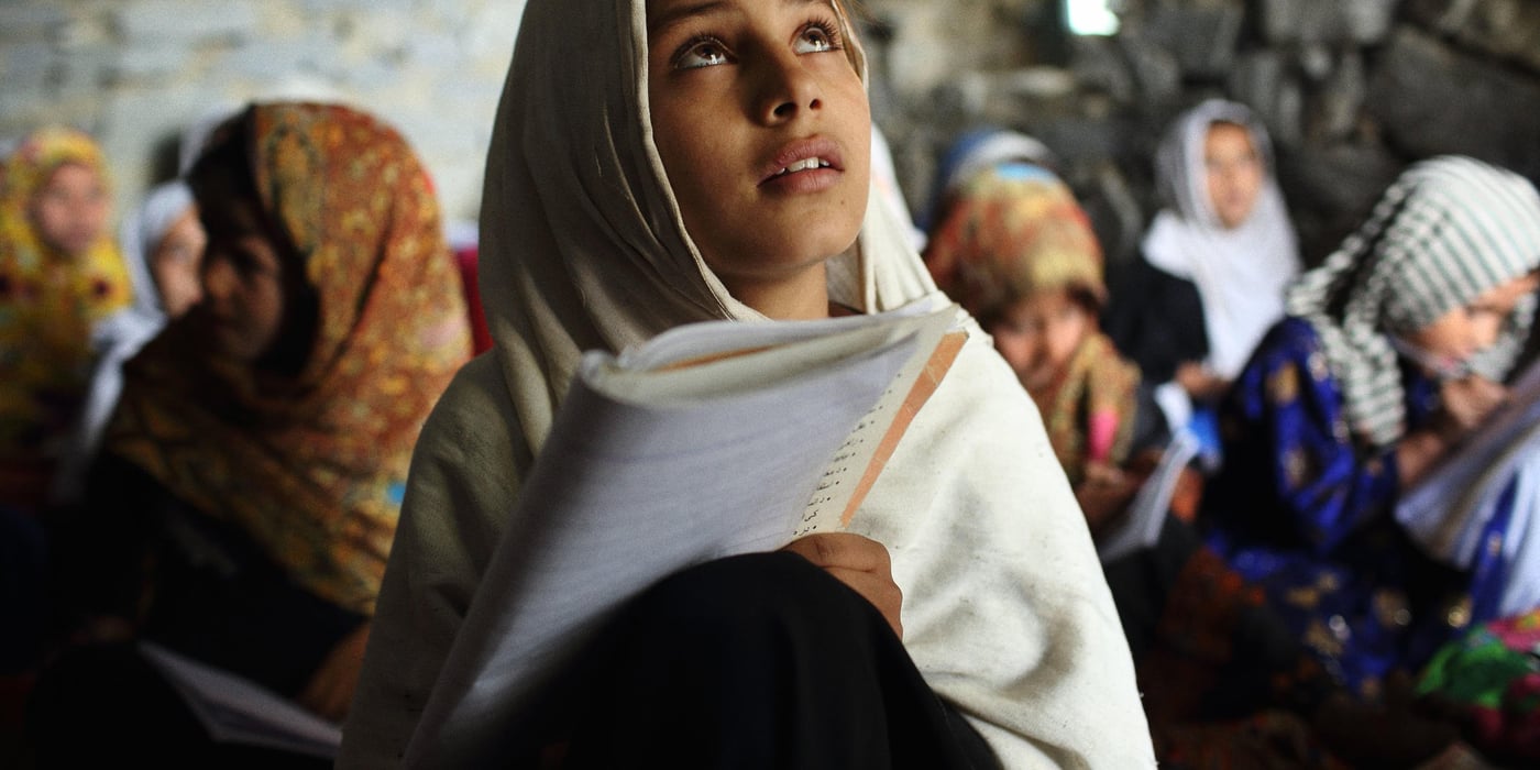 A scene from a community based school run by the Norwegian Refugee Council (NRC) in the Behsud District of Nangarhar province, just outside the provincial capital, Jalalabad. The school caters for internally displaced children, most of whom have returned from Pakistan after years as refugees. The majority are from families originally from Kunar province but due to ongoing conflict there are unable to return. Photo: Andrew Quilty / Oculi for Norwegian Refugee Council