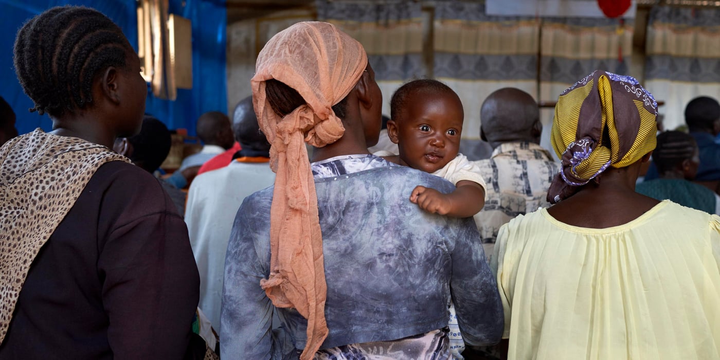 People displaced in Beni, North Kivu telling Jan Egeland why they dont dear return to their villages.
Only two months into 2018, and North Kivu province is returning as a hotspot in the crisis. A resurgence of inter-communal fighting and violent clashes between armed groups caused a dangerous spike in displacement in 2017. Some 1.2 million people are now displaced in the province – the highest number in any area in the country.
“Despite the resurgence of violence in North Kivu, critical funding is being pulled out of the province and into other areas, deemed by the UN as higher priority. Aid agencies are forced to juggle dwindling resources. It’s a life-threatening lottery on who wins and who loses – with lethal stakes. Areas that lose face sickness, disease and ultimately death,” said Egeland.
“The priority for DRC is a massive scale-up of funding and of aid workers in conflict areas, including North Kivu. Otherwise, the humanitarian community won’t be able to cope and will face certain calamity. We are already overwhelmed by what feels like a continent of crises, and we as humanitarians are so few and with no means to help.