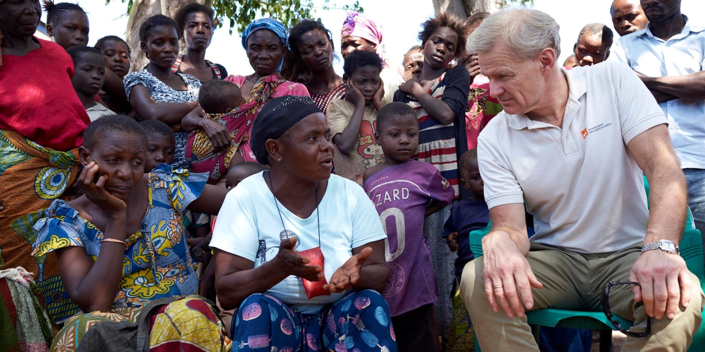 Jan Egeland meeting people living in informal camps in Kalemie town in East Congo. They tell Egeland about the hardships and that they have not received any assistance. Egeland ask if many women are alone due to their men left og being killed. The women could not agree more.
Thousands of people were forced to flee their homes after fighting broke out in the province of Tanganyika in eastern Democratic Republic of Congo. Now, many live in camps in the city of Kalemie and its surroundings. Among them are many children, who were separated from their parents.
Altogether about 210,000 displaced persons live in about 17 non-official camps around Kalemie.
The security situation in the region is still volatile. Many displaced people are seeking safety in and around Kalemie.
Photo: NRC/Alex McBride