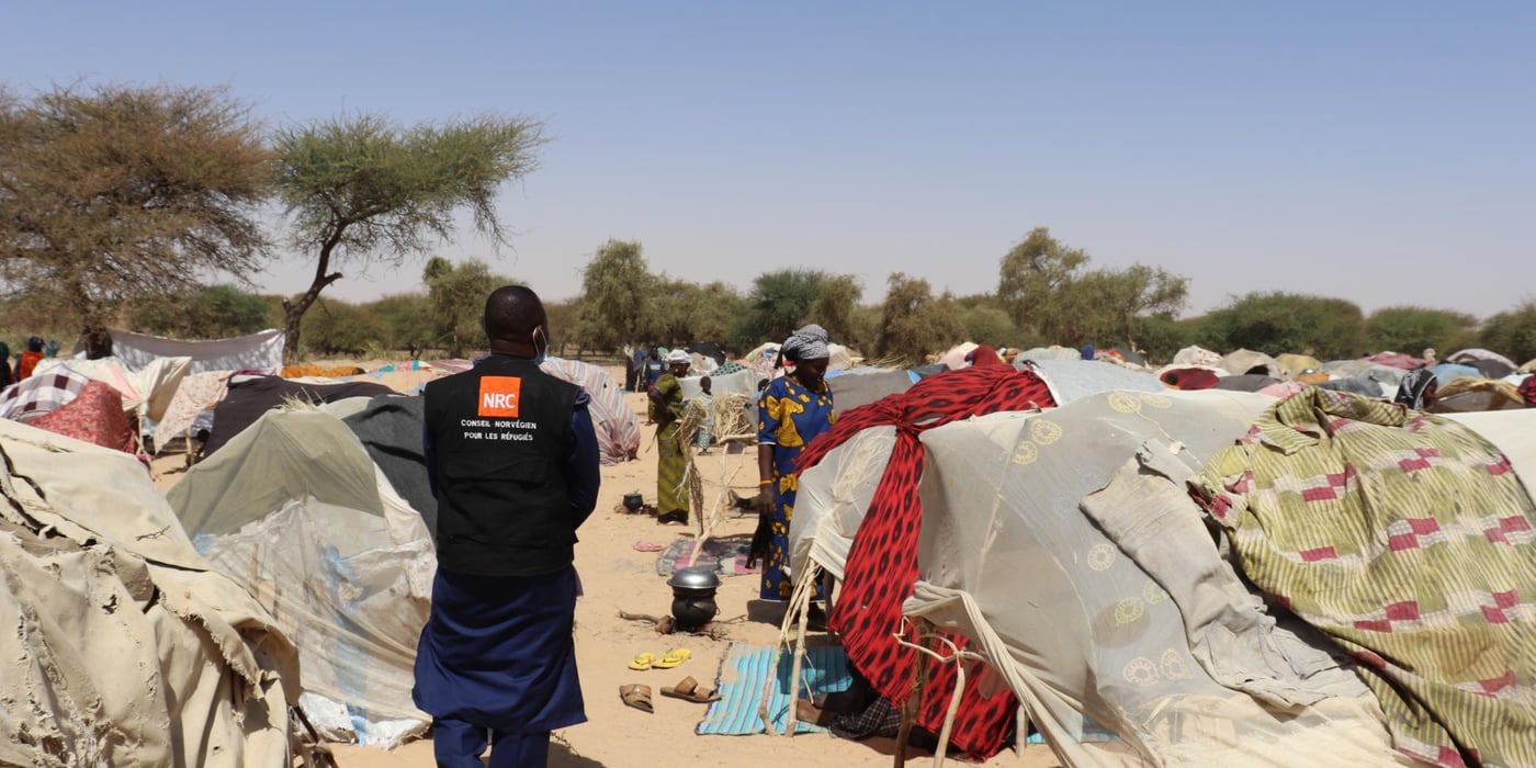 Tombouctou RRM coordinator visiting IDP site in Bourem Inaly commune.
Photo : Mohamed Salaha / NRC Mali