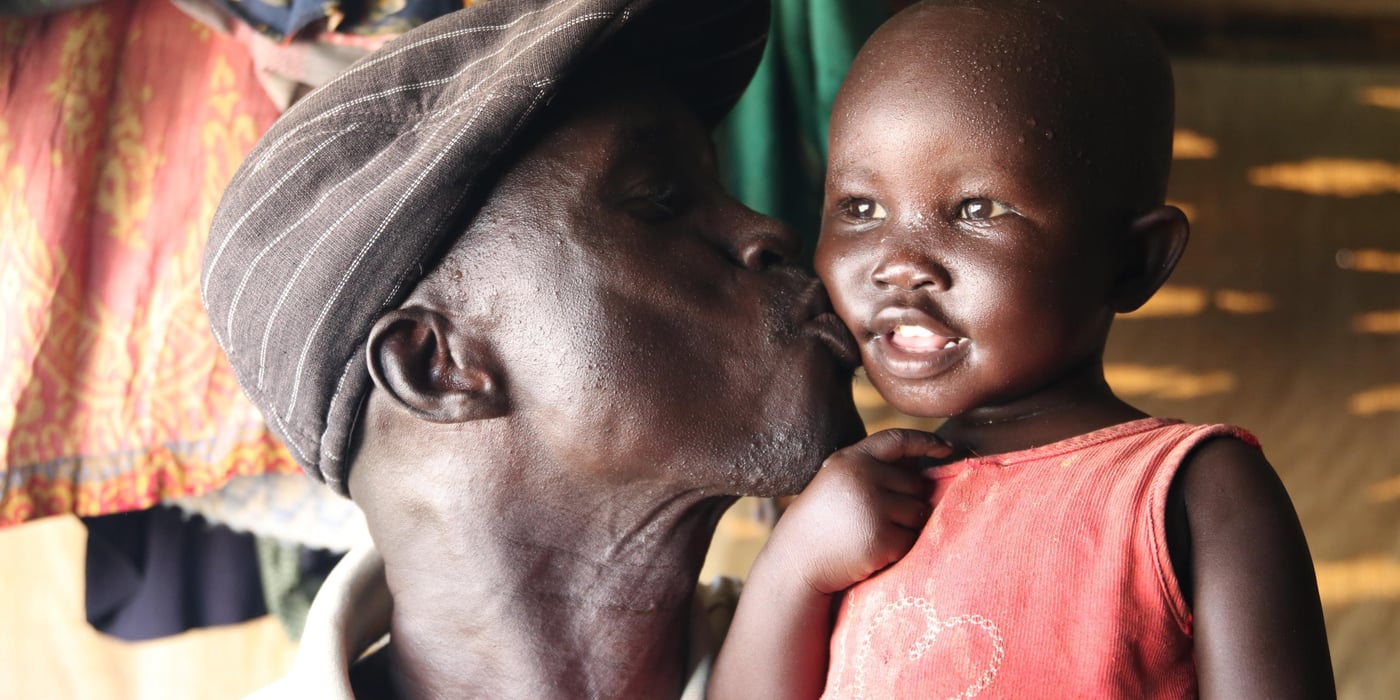 Majok giving his youngest child a big kiss.
Photo: Ingrid Prestetun/NRC