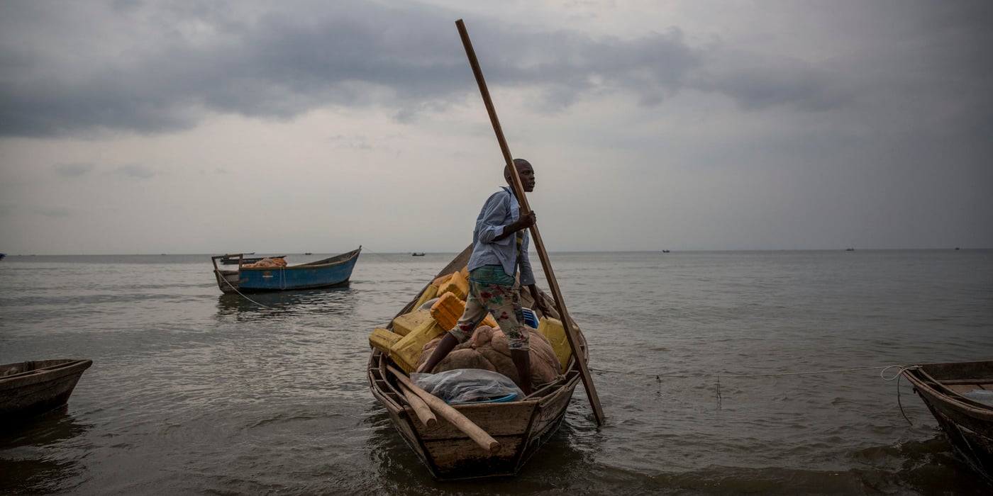 Thousands of people from Democratic Republic of Congo have crossed Lake Albert into Uganda between December 2017 and February 2018. They are fleeing inter-communal fighting in Ituri region of DR Congo. Refugees have reported that security has severely
deteriorated in the area, with tens of civilians killed and hundreds of houses burnt down. According to the new arrivals, as of 20th February, many more people were gathering on the Congolese side of Lake Albert waiting for their turn to cross.
Refugees themselves also report that both the rebel groups and Congolese authorities are actively preventing people from escaping the violence, even stopping boats mid-lake. This could be one of the reasons behind the sharp drop in new arrivals the last week.
Photo: Ingebjørg Kårstad/NRC