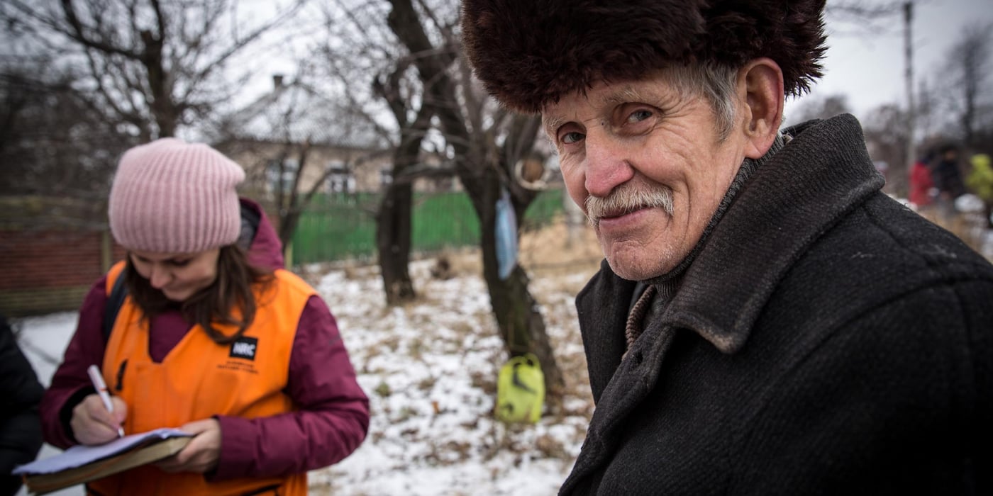 Anastasiia Karpilianska from NRC and Oleksii Tsylikovsky, 72, who is taking part in the Food for asset project in Hirske town. The project is focusing on rehabilitation of community infrastructure and the beneficiaries are doing repair works on the worn-out water supply system in the main street in Hirske in return for monthly cash assistance.
Photo: Ingebjørg Kårstad/NRC