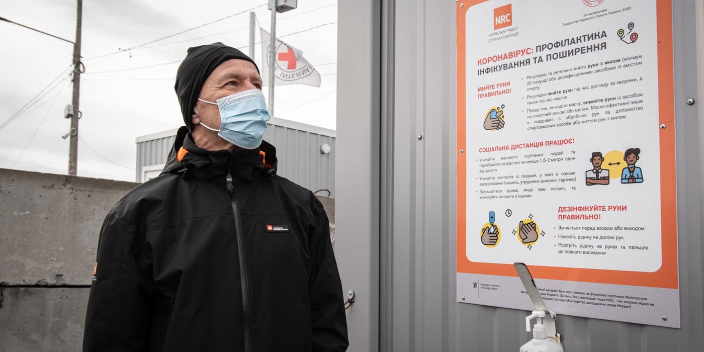 NRC’s Secretary General Jan Egeland at Stanytsia Luhanska, one of the crossing points on the contact line in Ukraine.