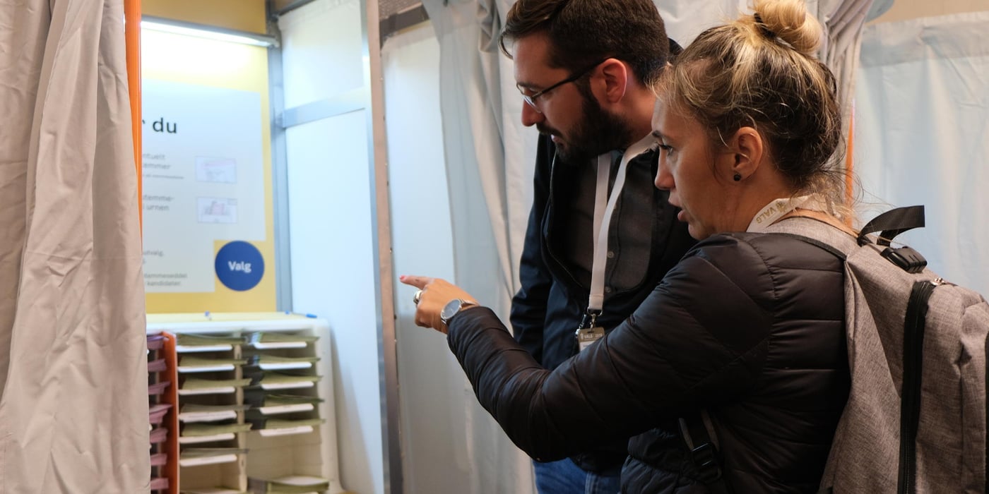 NORDEM study programme delegates from Bosnia and Herzegovina inspect voting booths in the Oslo City Hall polling station. 