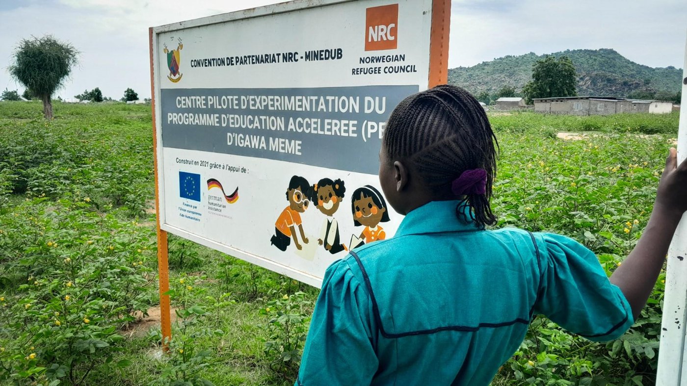 Fadimatou looking at a sign.
