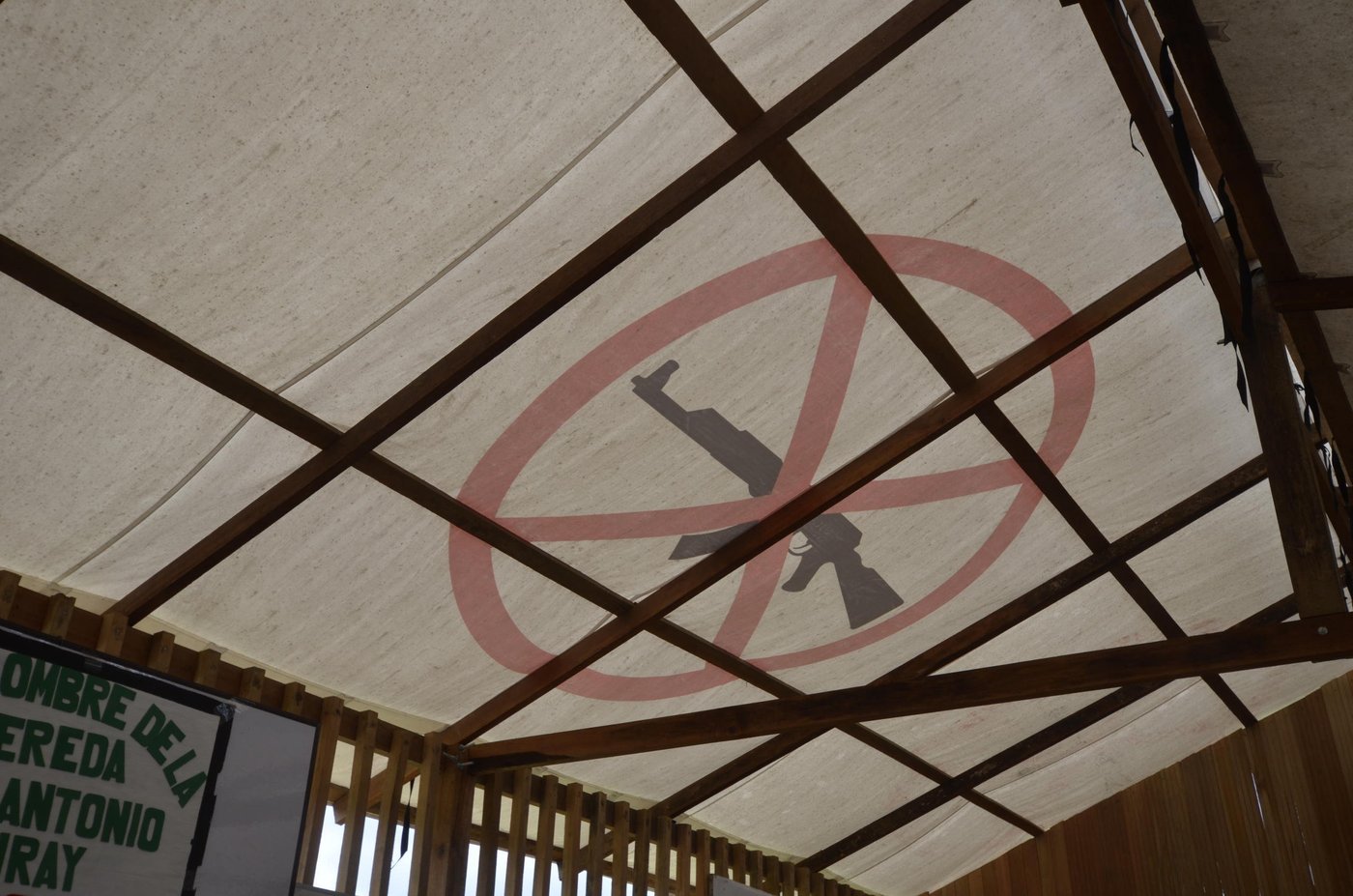 "No guns allowed" sign in San Antonio de Curay, outside Tumaco in Colombia. (Photo: NRC/Tuva Raanes Bogsnes)