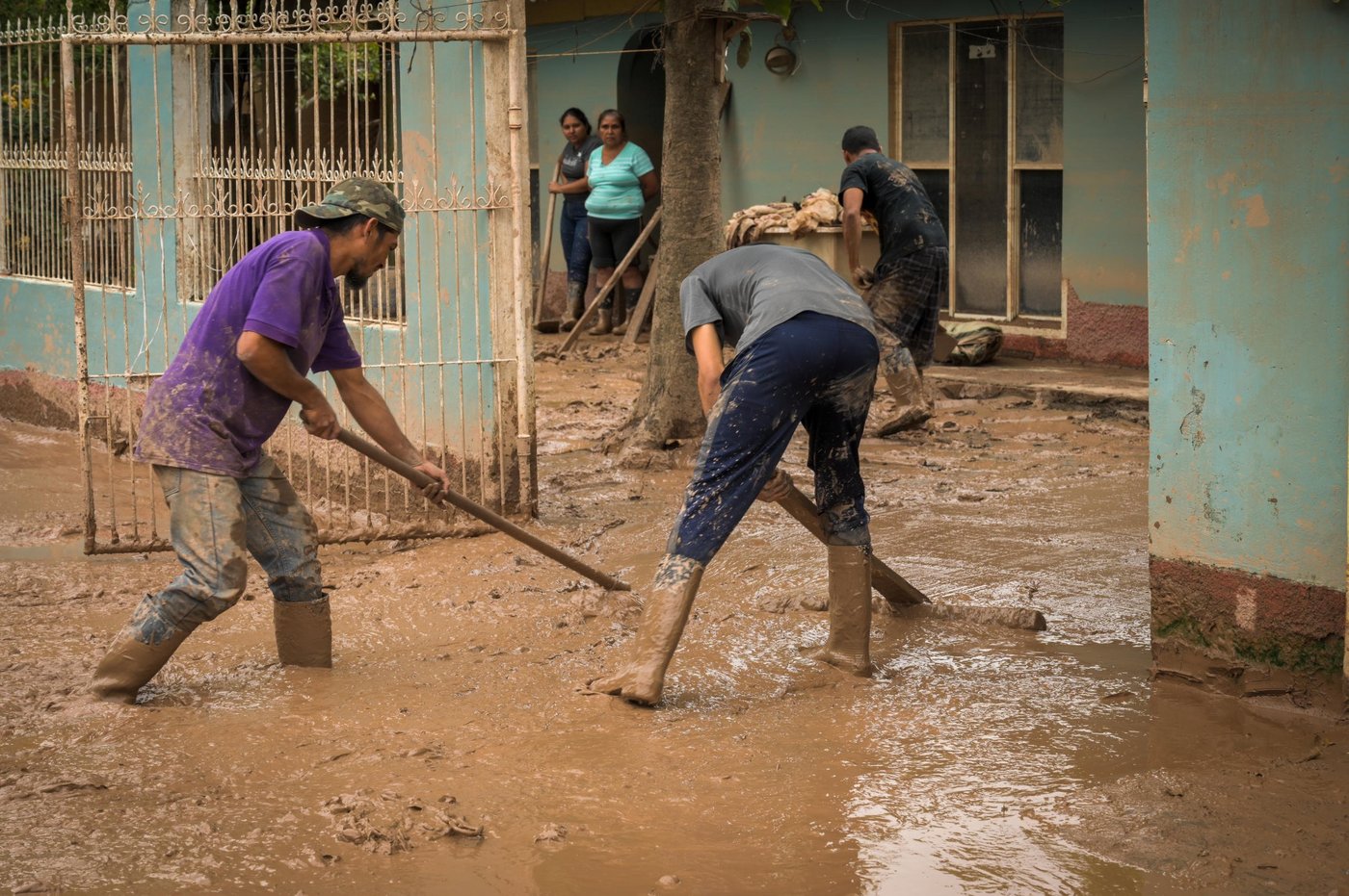 Eta and Iota storms have destroyed houses, harvests and increased existing food insecurity, as well as exacerbated needs for protection, shelter, health and WASH services. According to the United Nations, 8 million people would have required assistance in Honduras, El Salvador and Guatemala as a result of the pandemic. The number of people with humanitarian needs increased dramatically as a result of storms.
With both hurricanes the water reached high levels overflowding rivers and flooding entire communities. As the water goes back, it let thick mud inside the lucky houses that are still standing, in contrast many houses has disappeared and also many of the streets are blocked.
After the Eta emergency, many tried to go back and clean their houses, but with the second hurrican, the consequences have worsened and many have no the chance to rebuilt what they lost. Everyday many people affected try to cross mud and water to see what can be rescuble but this encrease the risk of respiratory affections.
Photo: NRC/Marcela Olarte
