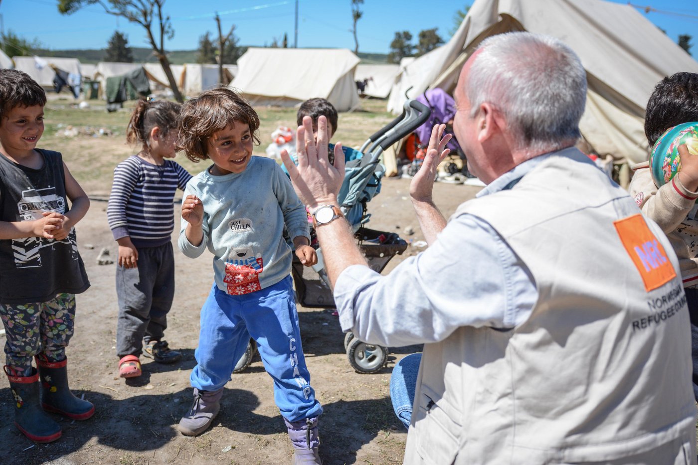 Shelter Project Manager James Kennedy playing with Issa (5) at Cherso camp in Greece. Photo: Tiril Skarstein, NRC