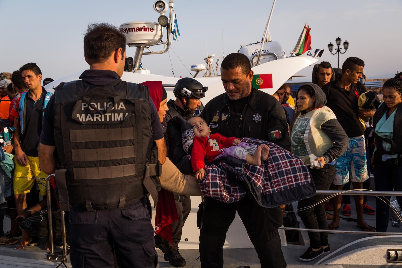 A boat arrives at Skala Sikamineas port on Lesbos, Greece, with an Afghan family of seven from
Baghlan. The youngest is just over 12 months old. Their home district was overrun by the Taliban and the family decided to flee.
Lesbos, September 2016
NRC/Jim Huylebroek