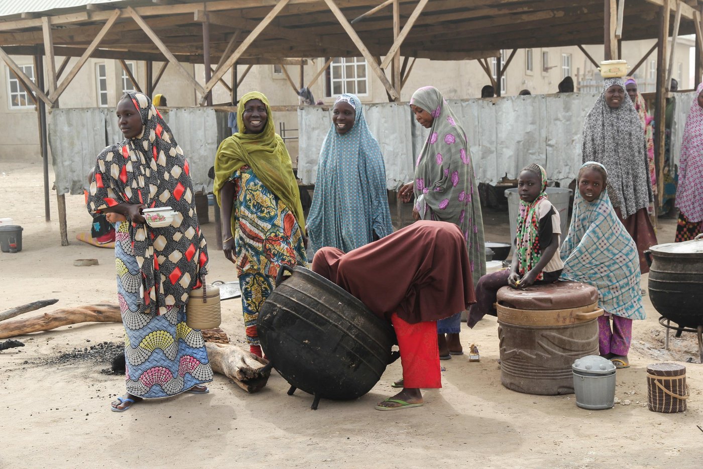 Women cooking for the displaced families living in Bakasi camp.
(Photo: NRC/Ingrid Prestetun)