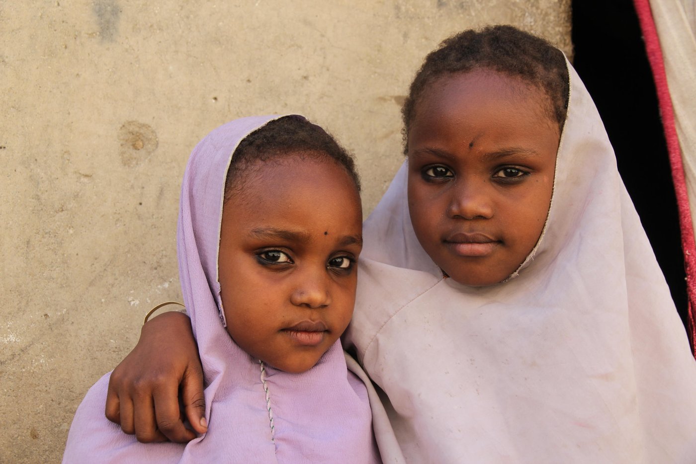 Fatima, 6 (left) and her sister Hafsat-8 (right), displaced in Bulabulin. (Photo: NRC/Ingrid Prestetun)