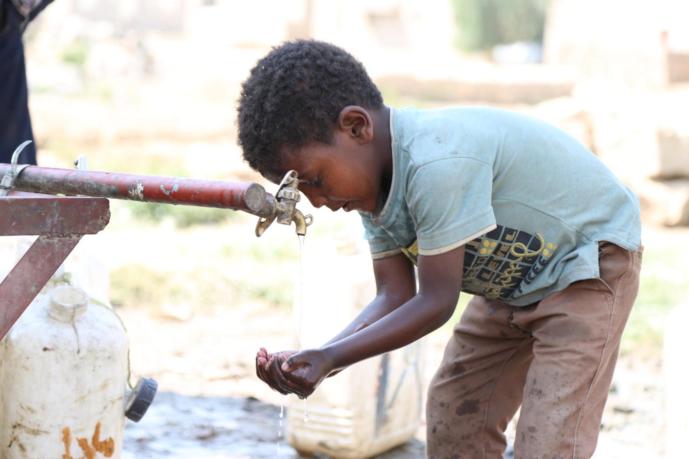 Al-Ezi Majed, 6, is washing his hands and face from the only water point in Souk Al-Lail camp in Amran city where more than fifty families live.

Photo: Nasser Abdulkareem/NRC