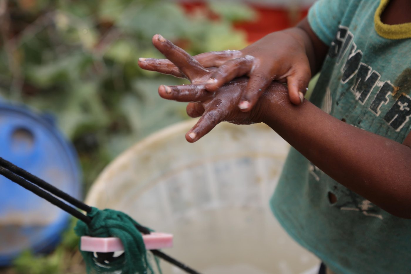 Displaced children at Al-Malika camp in Taiz practice hand-washing to protect themselves from Covid-19.
Photo: Khalid Al-Banna/NRC