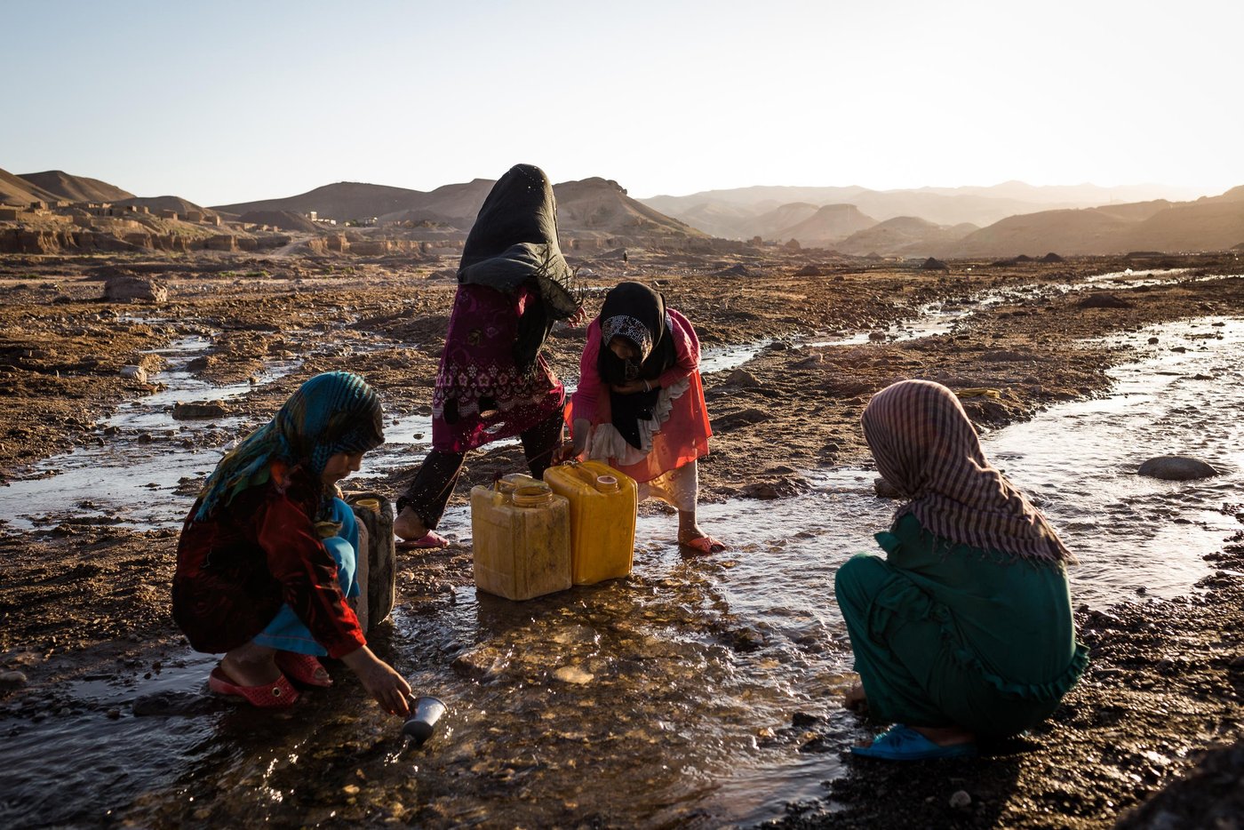 Internally displaced girls fill jerry cans with water to carry back to their settlement in Kamar Kulagh.
Herat, May 2017
Photo NRC/Jim Huylebroek