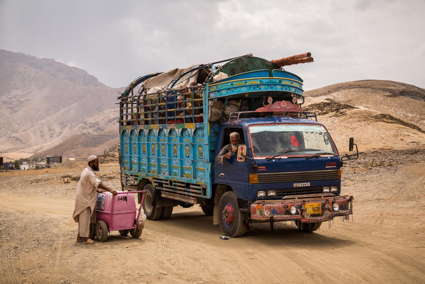 An undocumented returnee family returns to Afghanistan from Pakistan via the Torkham border crossing in Nangahar.
Nangarhar, August 2016
NRC/Jim Huylebroek