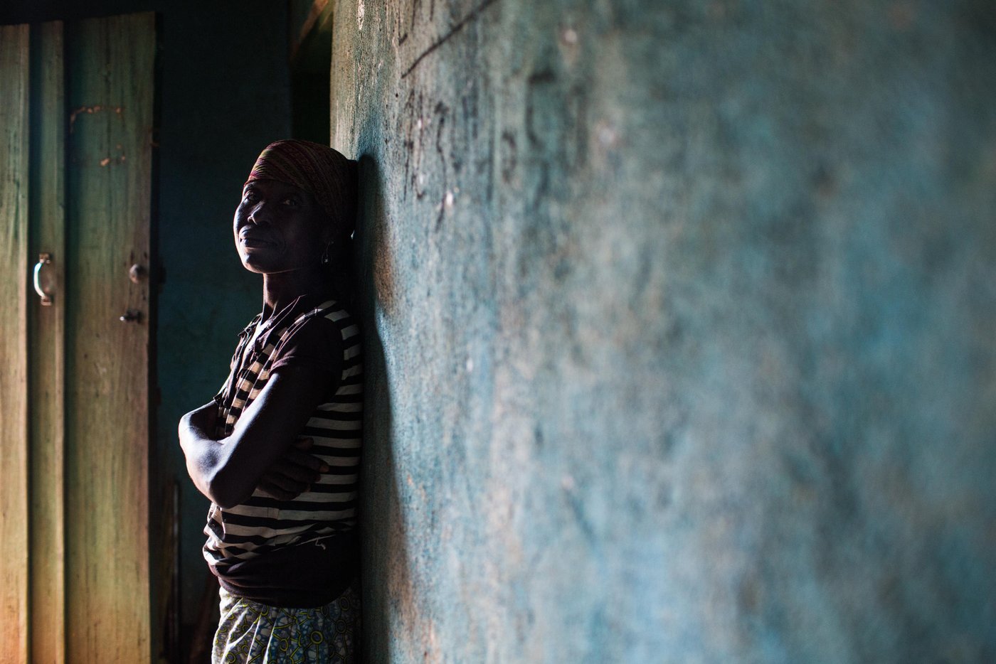 ENGLISH:

LIVING WITH HOST FAMILIES
Although the exact count is unknown, a significant number of IDPs have chosen to live with host families. These families, who are often referred to as “parents”, can be close family members but are also sometimes distant members who at one time lived in the village or neighborhood the IDPs are from. When IDPs choose this resettlement option, they acknowledge the solidarity shown by their “parents”. At the same time, however, there are difficulties in their relationships with host families, such as tensions over the division of food, scuffles between the children, lack of space, and insufficient bedding materials.

FRENCH:
EN FAMILLE D’ACCUEIL
Un nombre important de déplacés a fait le choix de vivre au
sein de familles d’accueil, cependant leur nombre exact n’est
pas connu. Ces familles, auxquelles ils font souvent référence
en les appelant “parents”, peuvent être de la famille proche,
mais aussi parfois des membres éloignés qui, à un moment
de leur vie, ont vécu dans le village ou dans le quartier d’origine
des déplacés. Lorsqu’ils choisissent cette option pour se
reloger, les déplacés reconnaissent la solidarité montrée par
leurs « parents », mais font également état de difficultés dans
leurs relations avec leurs familles d’accueil, à savoir: tensions
sur la répartition de la nourriture, bagarres entres les enfants,
manque d’espace et manque de matériels pour le couchage.

November 2014. Photo: NRC/ Vincent Tremeau