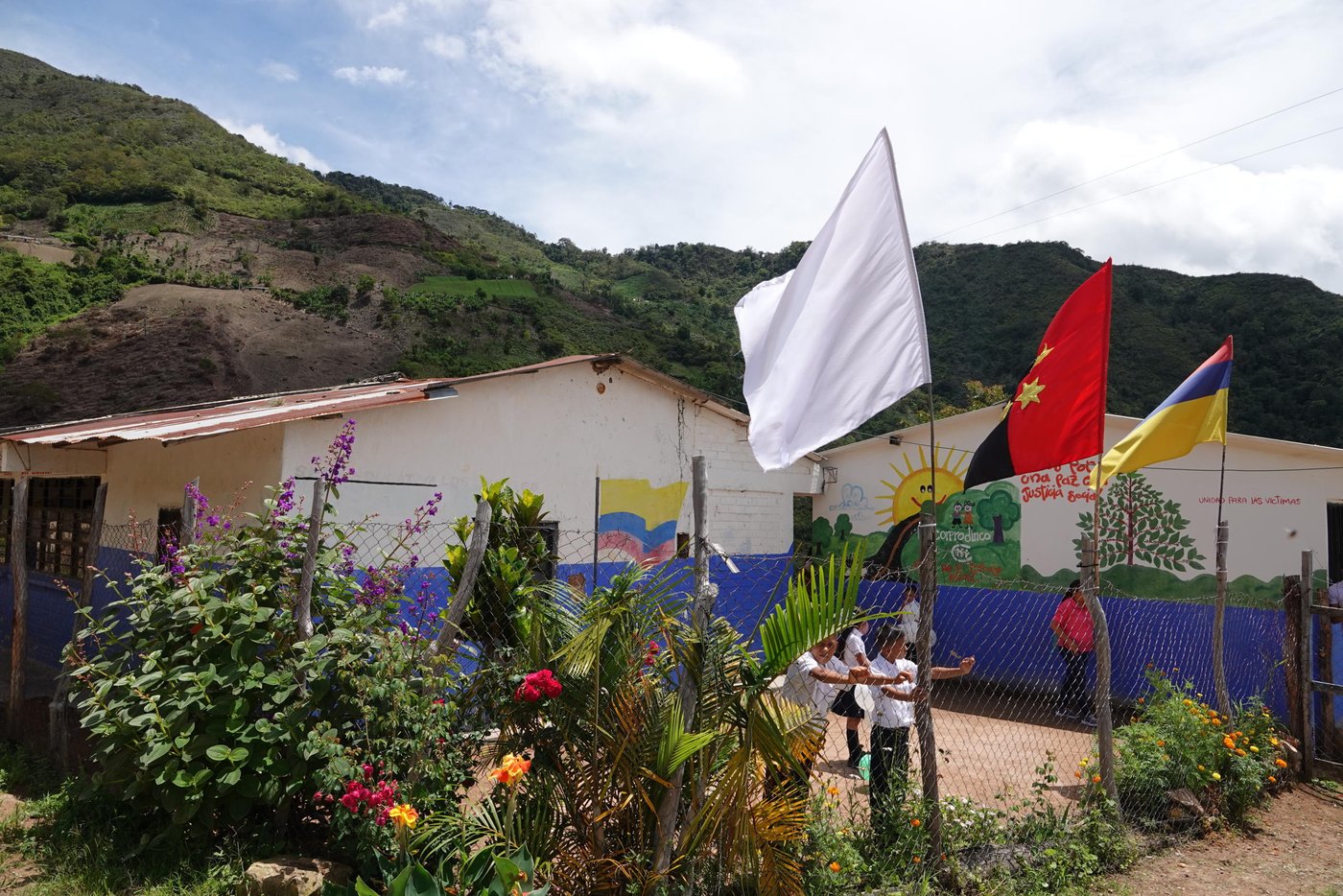 Some schools in 'El Catatumbo' use white flags as a distinctive symbol in areas affected by armed conflict.
We support children to go back to their educational institutions and we provide new school uniforms.
Photo: Milena Ayala/NRC
