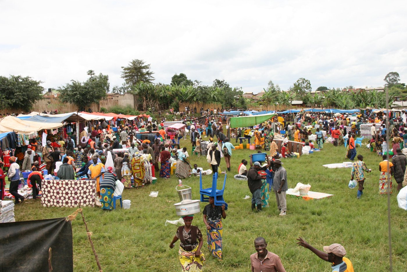 In late April and early May 2018, NRC has provided nonfood assistance to over 14,000 displaced and host families in Bunia, Mahagi and Djugu territories, Ituri province in the east of DRC.
NRC has delivered this aid through fair markets where beneficiaries have freely purchased essential household items like pots, pans, mattress, blankets, clothes, etc. Results made possible with UNICEF support via the RRMP8.
RRMP, a humanitarian approach based on a cooperation between humanitarian organisations, managed by UNICEF, was created in 2004 to ensure rapid responses to the humanitarian needs of displaced populations in DR Congo. The programme targets people who have been displaced for three months or less without any assistance.
Photo: NRC/Ephrem Chiruza. April 2018