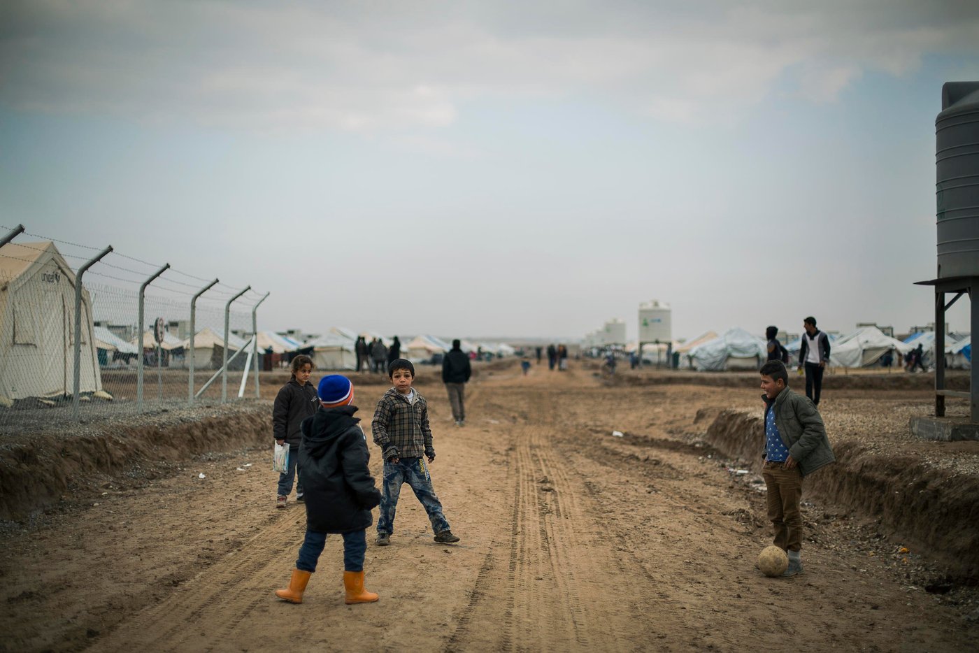Newly displaced children from Mosul and surrounding areas in Hasan Sham camp where NRC is present providing emergency aid such as food parcels, water and hygiene kits in addition to school support and safe spaces for children.
Photo: NRC/Hussein Amri