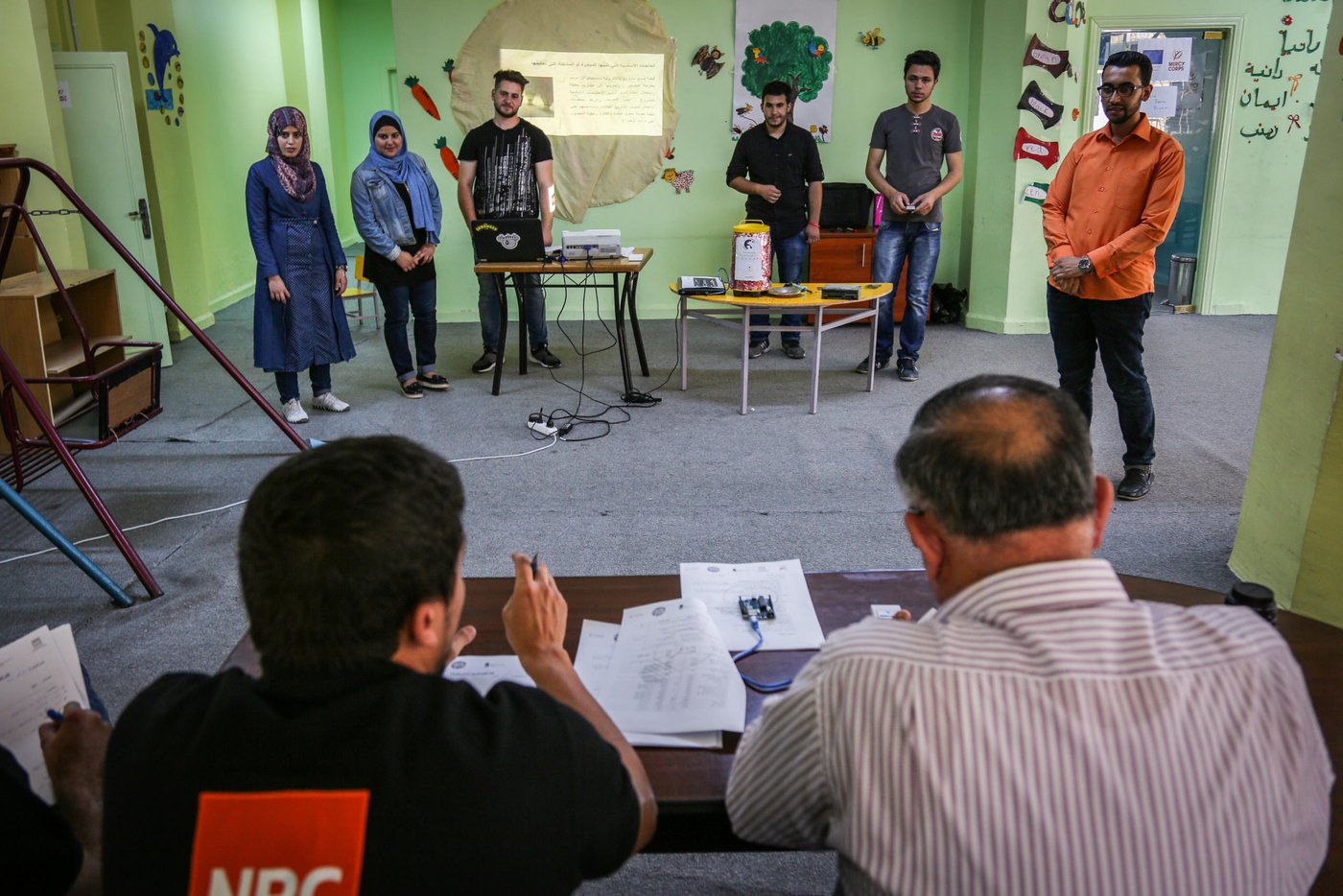 When the presentation takes place, the committee decides if the initiative will earn the fund or not. At this stage, every single detail is important. The idea, the presentation, the outcome and how it will benefit the community. Ebtaker Jo , is an initiative by one of the teams whom participated in the programme, were presenting their idea, many questions were asked, and many answers were given. Every person within the team has a job to do, and has a part of the presentation to talk about. One of the aims of these presentations and these initiatives is team work.
Photo: Hassan Hijazi/NRC