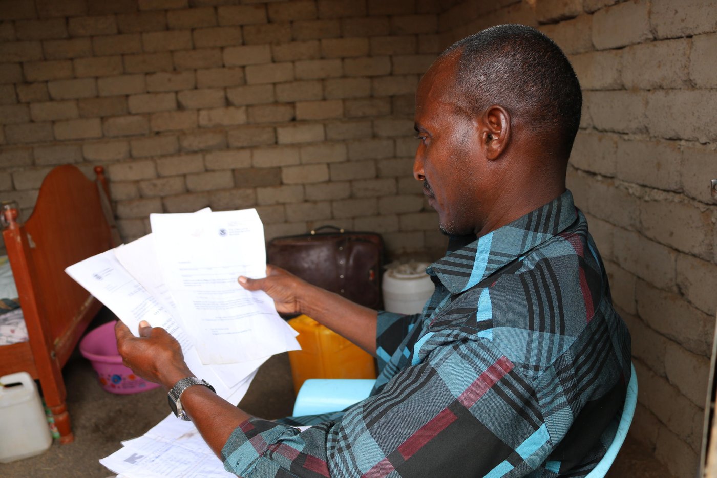 Dahir Mohammed Hassan (36) is a father of four children. He has lived at Kakuma refugee camp in Kenya since 2014. His oldest child is 7 years and the youngest is just 6 months old. He is among tens of refugees in Kakuma who are processing documents hoping to be resettled in the United States of America. "I began this process back in Dadaab refugee camp in 2009. I have completed the first and second phases of the resettlement program. I am waiting to be called in for medical examinations and checks before i can receive a clean bill of health", he says.
But the long wait worries him. "I have not received any communication from the agencies (IOM and UNHCR) for over 4 years (2014 up until 2017) since I last presented my case. They only tell me to keep waiting", he explains.
Difficult living conditions are pushing him to look for resettlement in the USA, he says. "I am willing to do any job once in the USA, including washing toilets, cleaning dishes, security and any other job that can enable me to feed my family", he says. He speaks English, which he says will helkp him to integrate and adapt quickly to life in the USA. Photo: NRC/Nashon Tado
